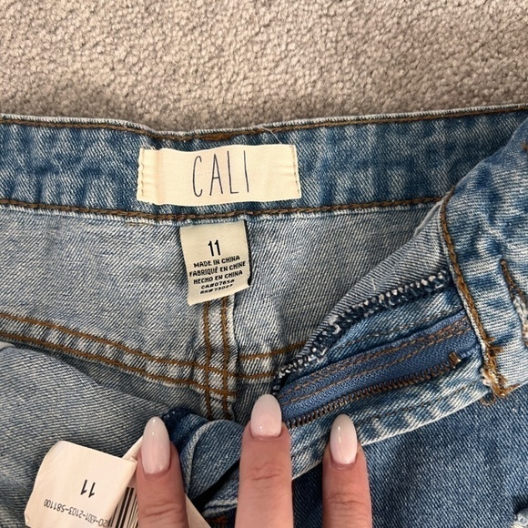 Cali  | Ripped Denim Shorts | Size 11 [113] - Picture 4 of 5